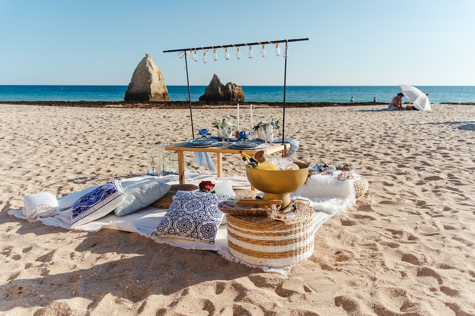 Surprise proposal picnic at the beach in Algarve