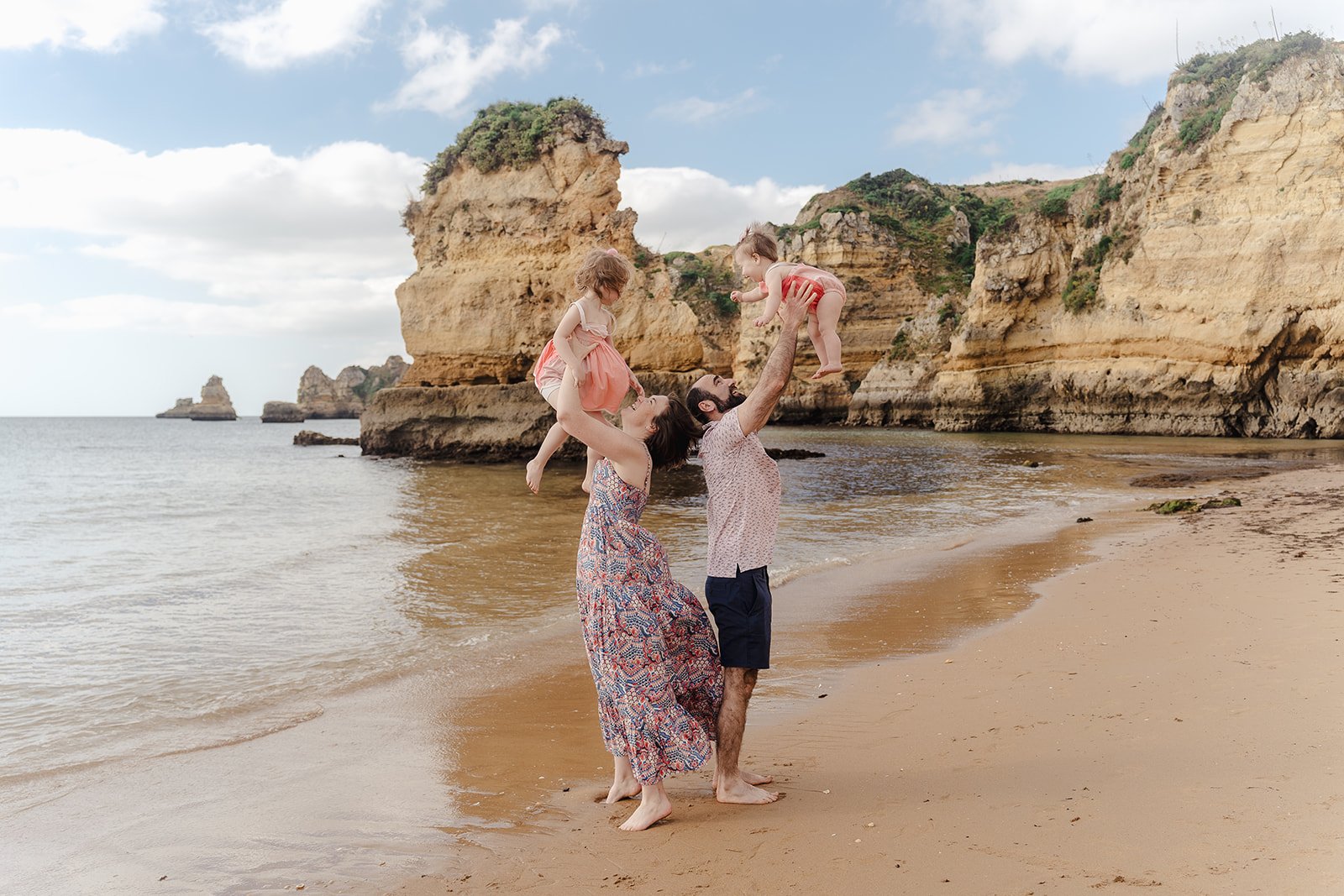 Praia de Dona Ana, Lagos<br />
Golden cliffs, turquoise water, and family photography session