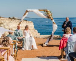 Luxury wedding photography and videography in Algarve & Europe. Elegant, emotional storytelling by Olga & Igor Rosi, Algarve Pictures. Full-day, elopement & destination packages available. Luxury wedding photography and videography in Algarve & Europe. Algarve clifftop wedding venue. Elegant, emotional storytelling by Olga & Igor Rosi, Algarve Pictures. Full-day, elopement & destination packages available. Bride and groom portrait at sunset with dramatic cliffs and ocean in Carvoeiro.