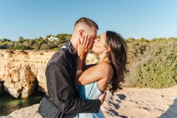 Vila Alba surprise proposal, Clifftop Surprise proposal photographer in Algarve. Couple kissing on clifftop overlooking the ocean, just engaged